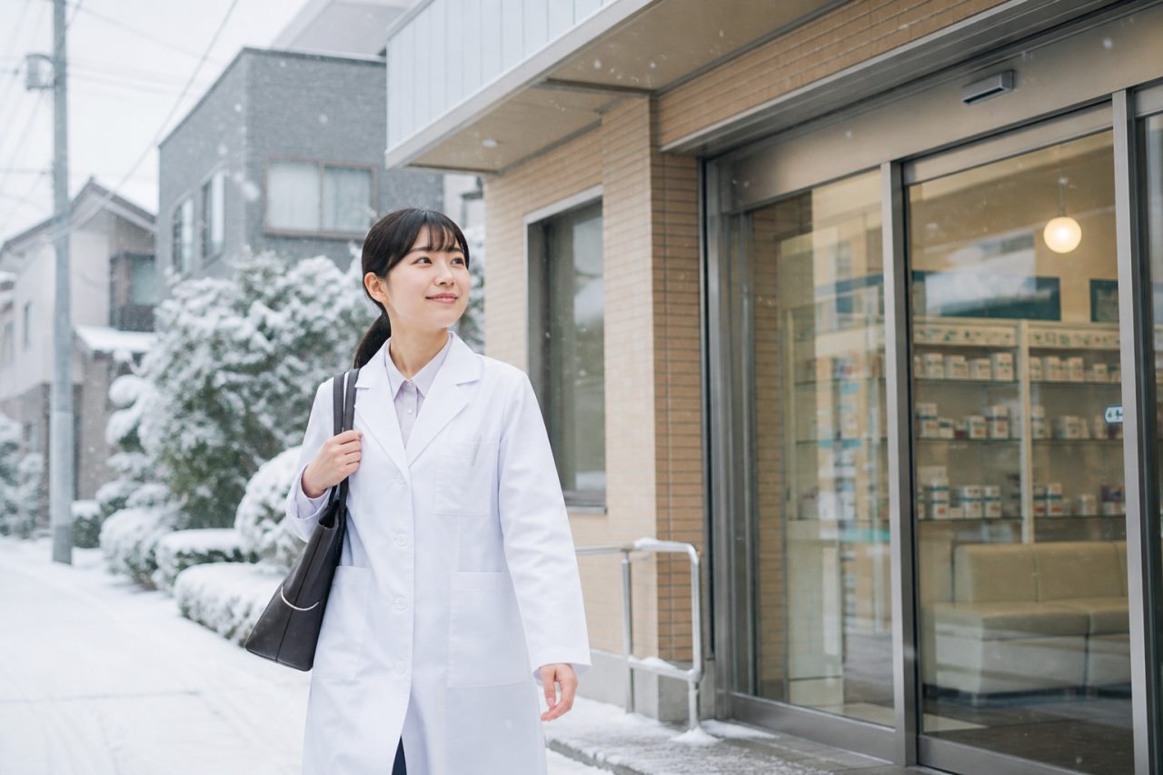 冬季通勤について確認する薬剤師のイメージ