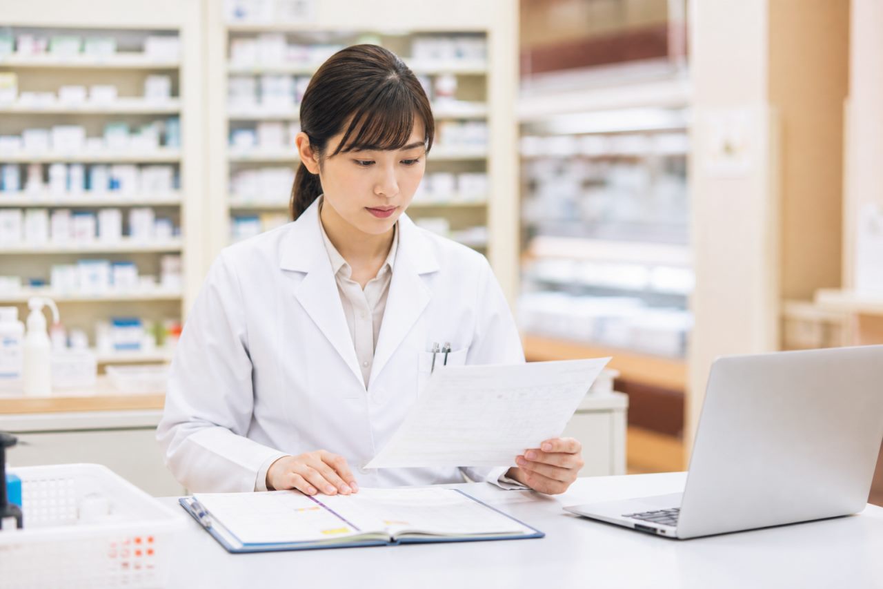 副業・兼業について確認する薬剤師のイメージ