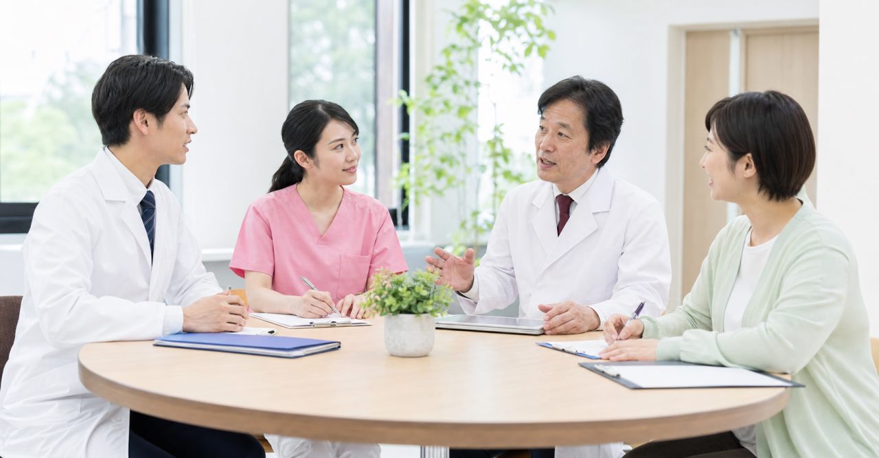 多職種連携について確認する薬剤師のイメージ
