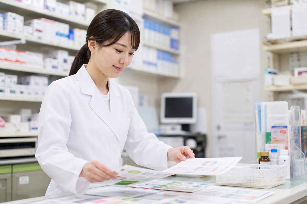 学校薬剤師について確認する薬剤師のイメージ